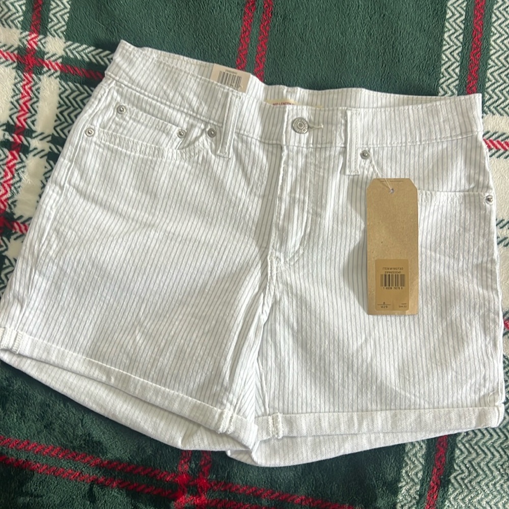 Levi’s mid length shorts. Size 8